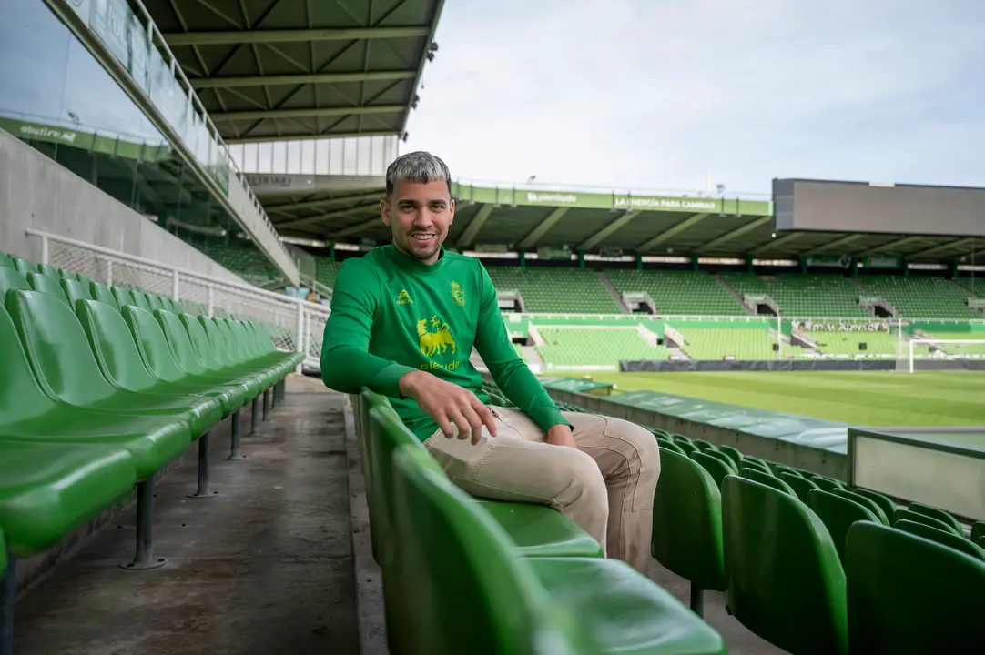 El delantero del Racing Juan Carlos Arana, que aterriz&oacute; con la temporada ya empezada en Santander, cedido por el Eibar, se muestra optimista de cara a un posible ascenso, "muy a gusto" en la capital c&aacute;ntabra. / PEDRO PUENTE HOYOS