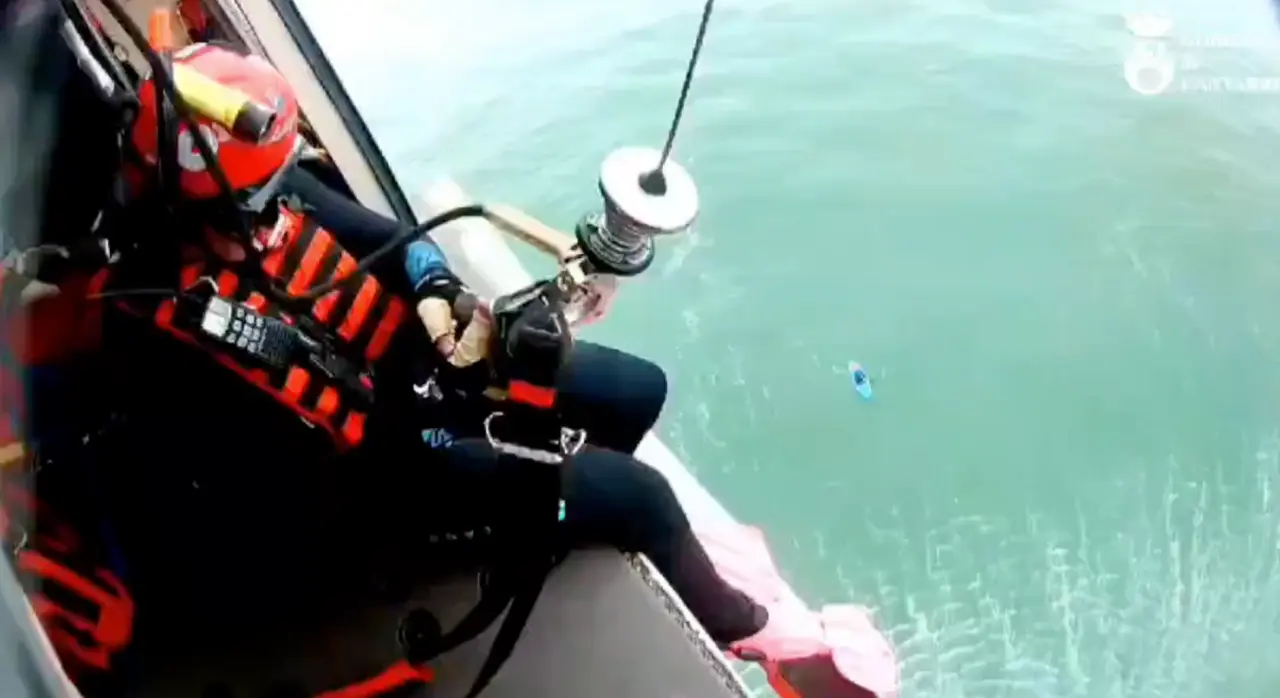El servicio de emergencias 112 del Gobierno de Cantabria llev&oacute; a cabo un rescate heroico este viernes en Suances, salvando a un joven surfista atrapado entre olas gigantescas.