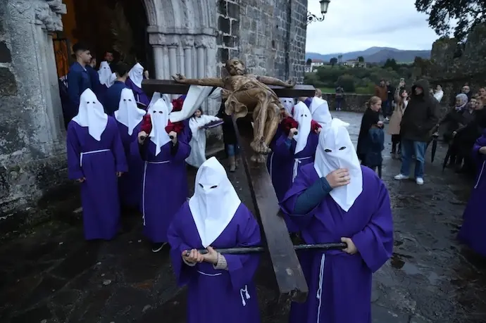 Este momento captura la salida de la iglesia con la cruz de Cristo, simbolizando el inicio de una jornada espiritual que recorre la hist&oacute;rica traves&iacute;a hasta el Castillo del Rey, bajo un cielo que, afortunadamente, permaneci&oacute; despejado de lluvia para este acto de fe y tradici&oacute;n.