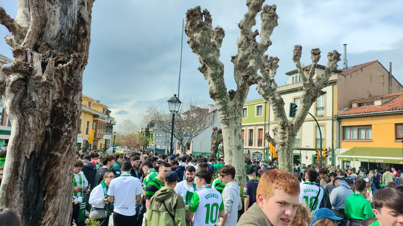 Afici&oacute;n racinguista en las horas previas al partido. / Alerta