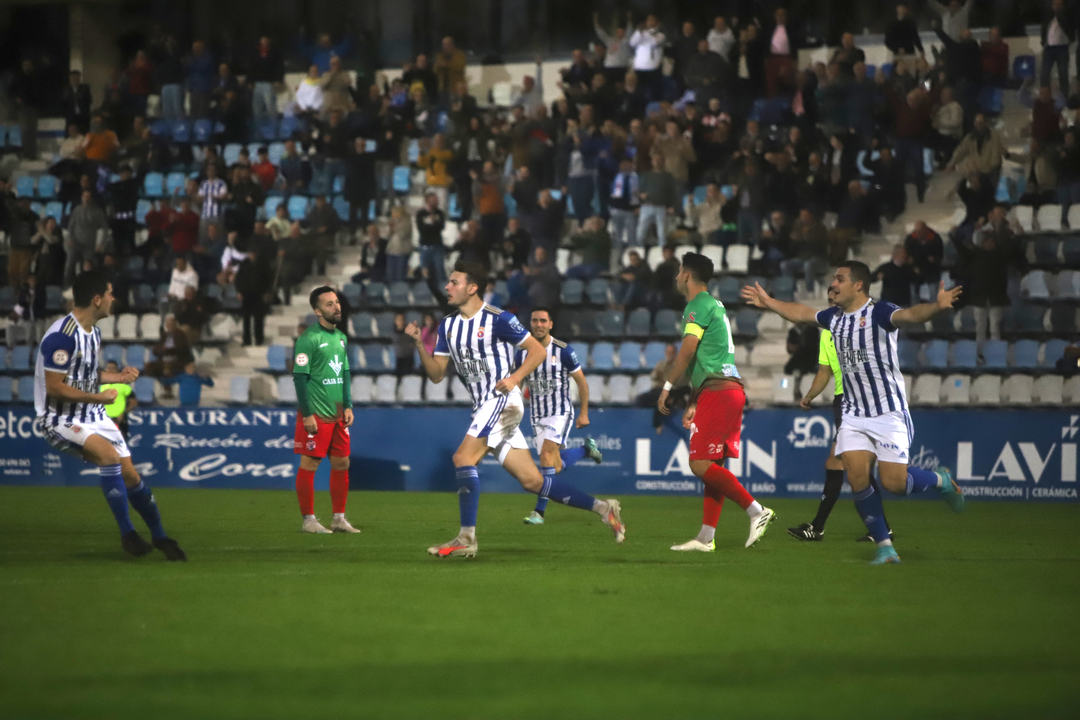 Los jugadores de la Gimn&aacute;stica celebran la victoria en El Malec&oacute;n. / N&eacute;stor Revuelta Zarzosa
