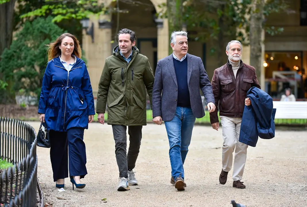 (I-D) La presidenta del PP guipuzcoano y cabeza de lista por esa provincia a las elecciones del 21 de abril, Muriel Larrea; el vicesecretario de Cultura y portavoz del Partido Popular, Borja S&eacute;mper y el presidente del PP del Pa&iacute;s Vasco y candidato a Lehendakari, Javier De Andr&eacute;s. EP / Arnaitz Rubio