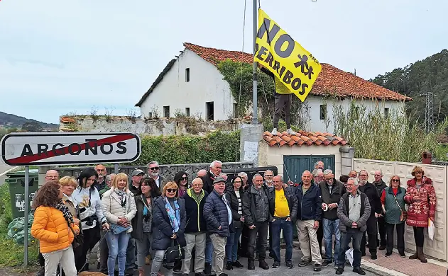 Miembros de la Asociaci&oacute;n AMA se concentraron ayer en la localidad de Argo&ntilde;os. / alerta