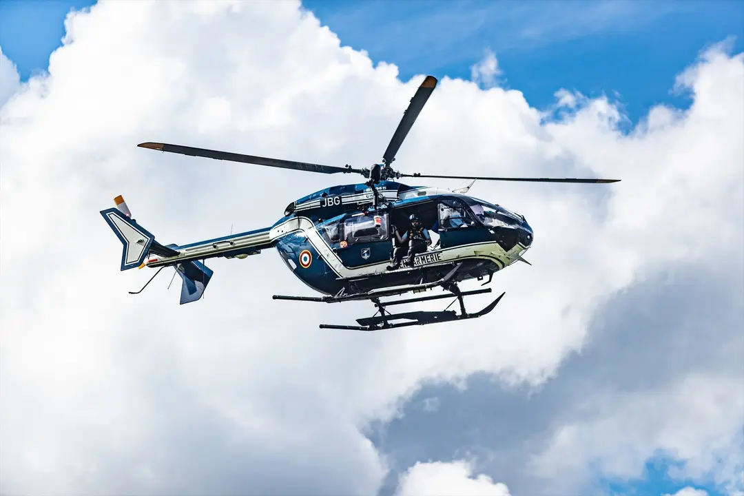 Un helic&oacute;ptero de la polic&iacute;a francesa sobrevolando el &aacute;rea. EP / Archivo