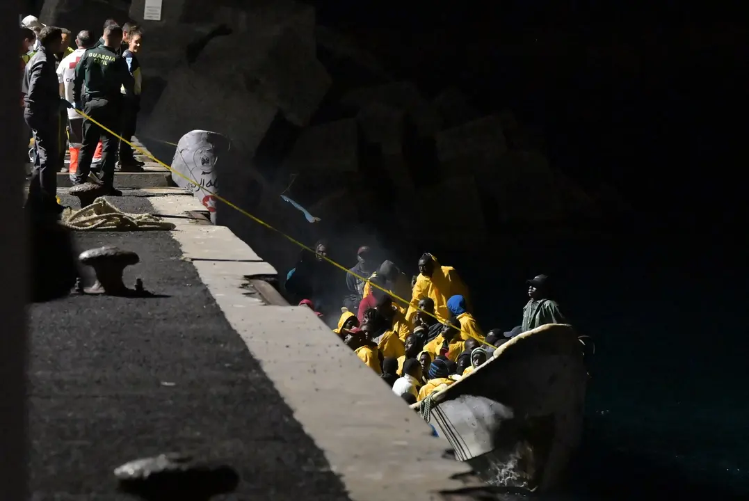 La llegada de un cayuco al muelle de la Restinga, en las Islas Canarias, en diciembre de 2023. EP / Archivo