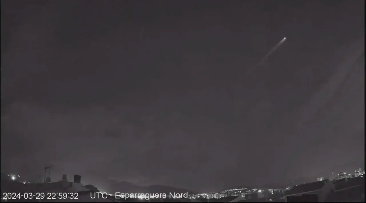 Un b&oacute;lido artificial sobrevuela Catalunya durante la noche de este s&aacute;bado. EP