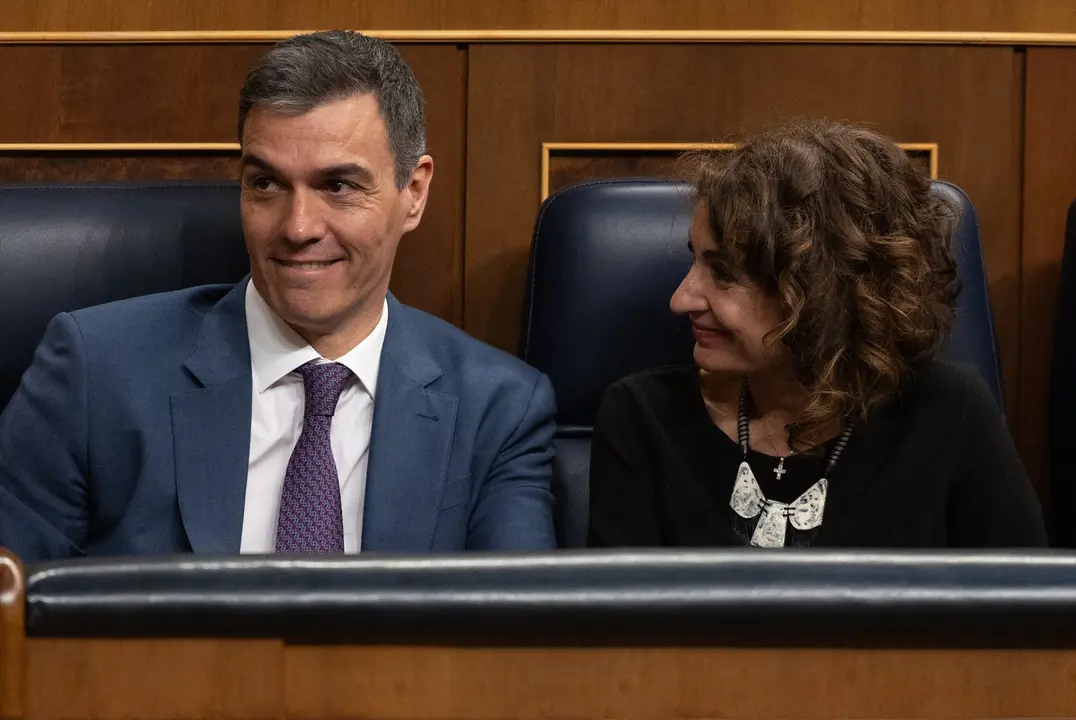 El presidente del Gobierno, Pedro S&aacute;nchez, y la vicepresidenta primera y ministra de Hacienda, Mar&iacute;a Jes&uacute;s Montero, en una sesi&oacute;n del Congreso. EP / Eduardo Parra / Archivo
