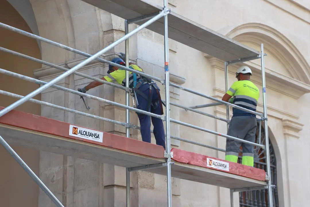 Operarios trabajando en el montaje de los andamios. EP / Archivo