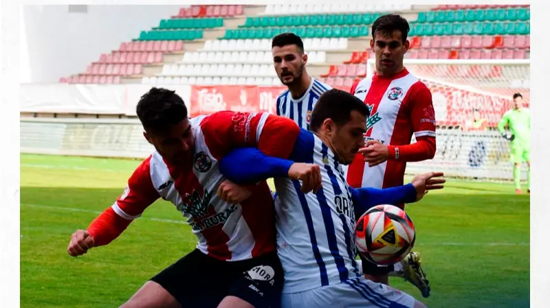 Tobar disputa un bal&oacute;n con el jugador del Zamora. / N&eacute;stor Revuelta