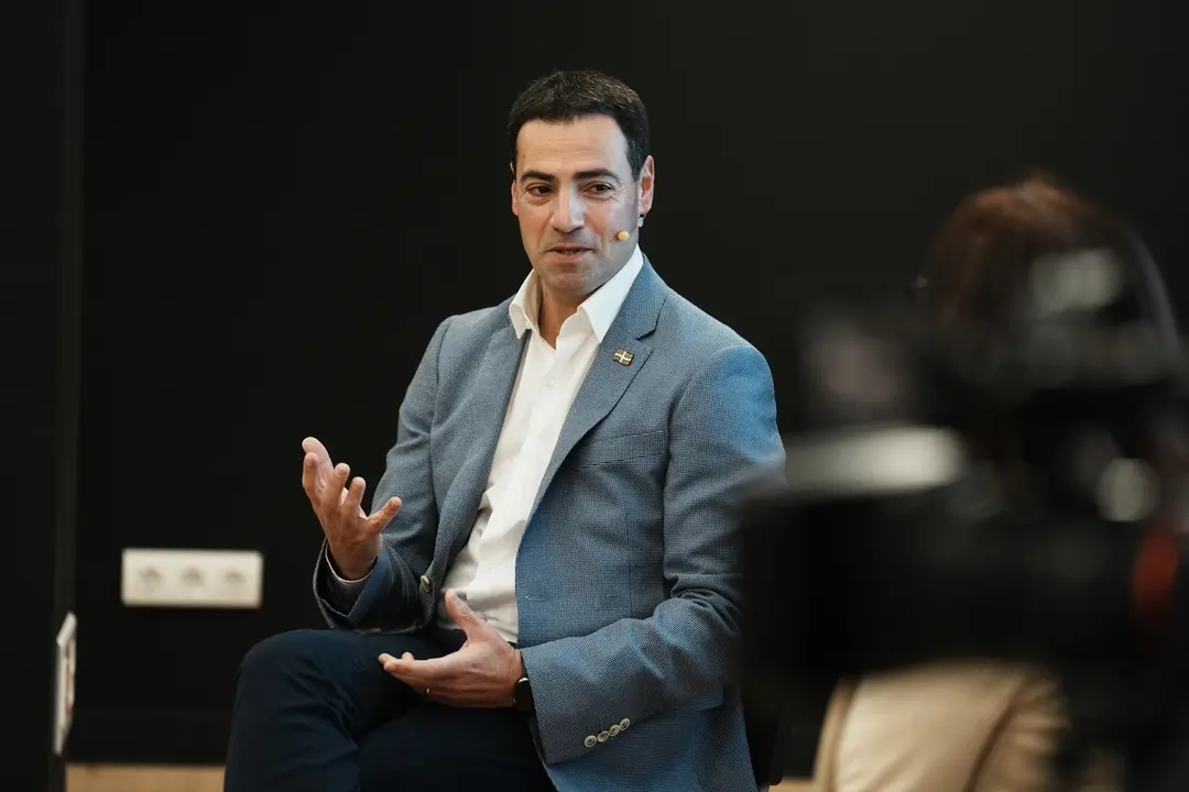 El candidato a lehendakari del PNV, Imanol Pradales, en un acto. H. Bilbao / Archivo