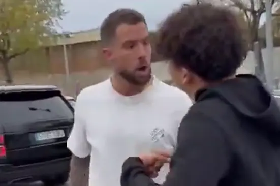Momento en el que &Iacute;&ntilde;igo Mart&iacute;nez se encara con el chico que le insult&oacute;. / Redes Sociales