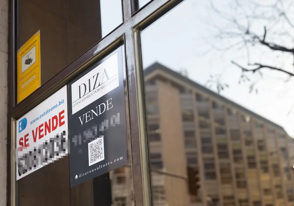 Un cartel de 'Se vende' pegado en un portal. Eduardo Parra / Archivo