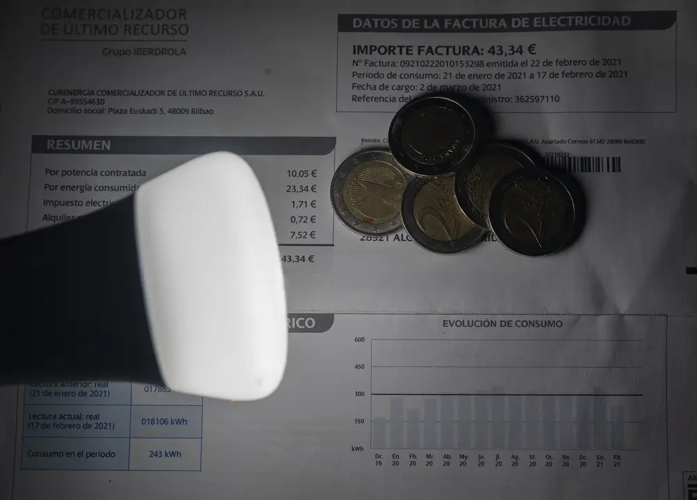 Una l&aacute;mpara refleja el importe de una factura de la electricidad. Eduardo Parra / Archivo
