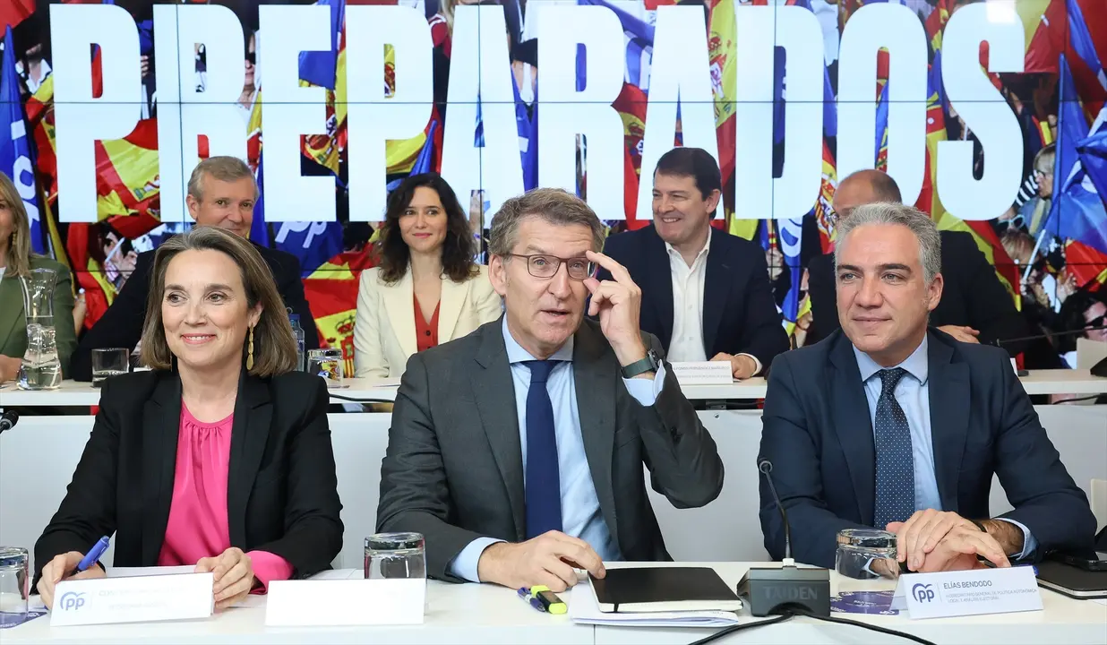 (I-D) En primera fila, la secretaria general del PP, Cuca Gamarra; el l&iacute;der del PP, Alberto N&uacute;&ntilde;ez Feij&oacute;o; y el vicesecretario de Pol&iacute;tica Auton&oacute;mica del PP, El&iacute;as Bendodo. Marta Fern&aacute;ndez