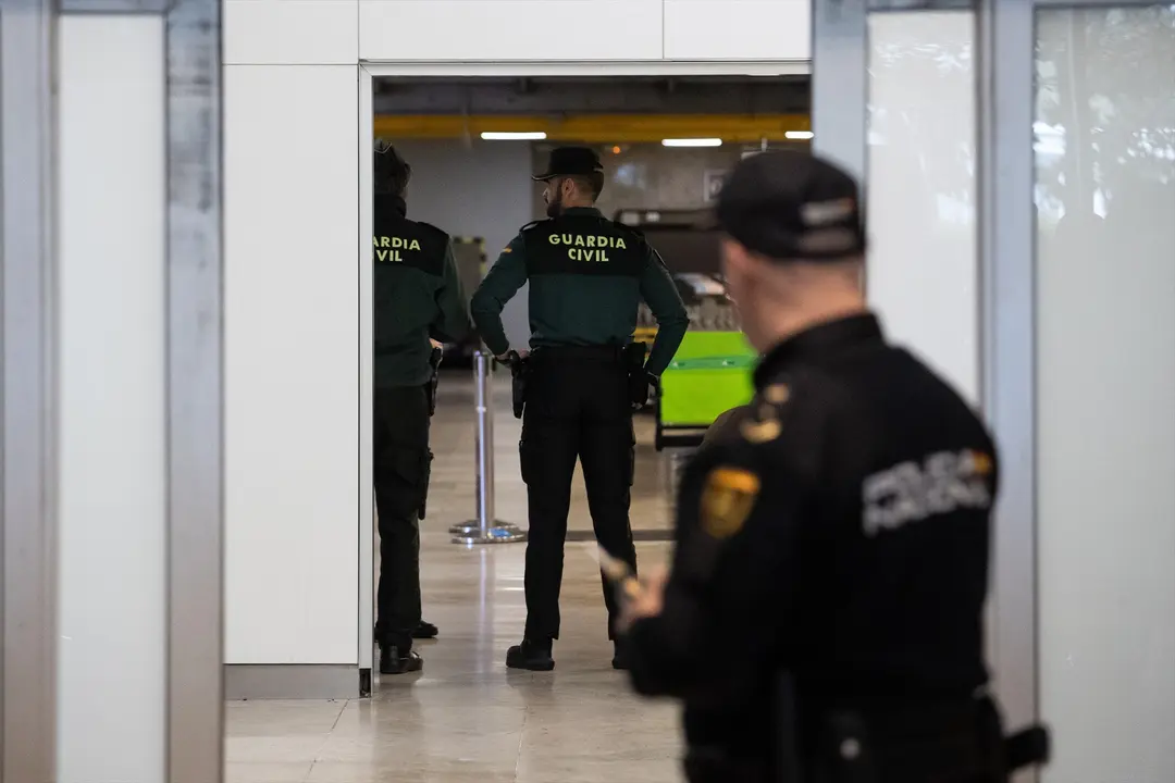 Dos agentes de la Guardia Civil en la puerta de llegadas de la terminal T1 del Aeropuerto Adolfo Su&aacute;rez Madrid Barajas. Alejandro Mart&iacute;nez V&eacute;lez