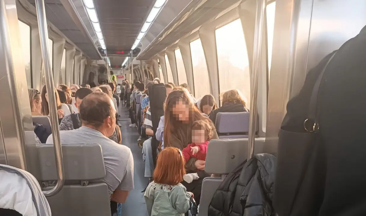 Varios pasajeros esperan a que se reanude el viaje en el tren. / Alerta