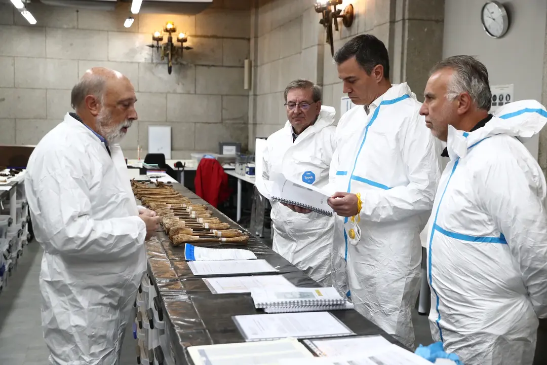 El presidentedel Gobierno, Pedro S&aacute;nchez visita el laboratorio forense instalado en Cuelgamuros para la identificaci&oacute;n de los restos de v&iacute;ctimas de la Guerra Civil. / MONCLOA