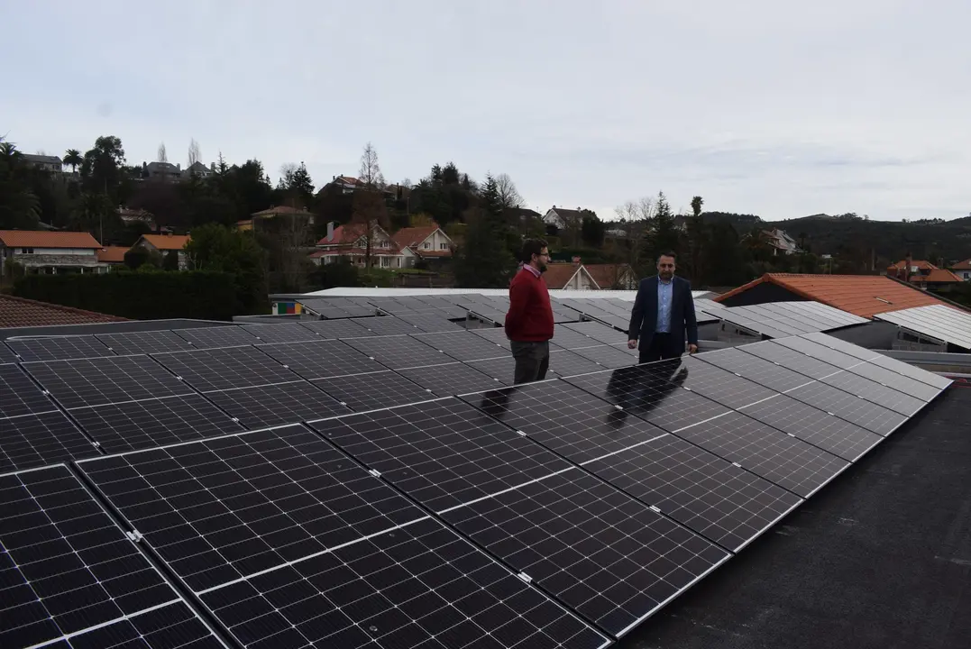 El alcalde de Pi&eacute;lagos, Carlos Caram&eacute;s (i), visita una instalaci&oacute;n solar en el municipio. / Alerta