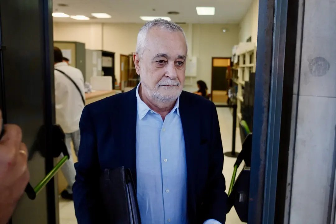 El ex presidente de la Junta de Andaluc&iacute;a, Jos&eacute; Antonio Grin&aacute;n llegando a los juzgados. Eduardo Briones / Archivo