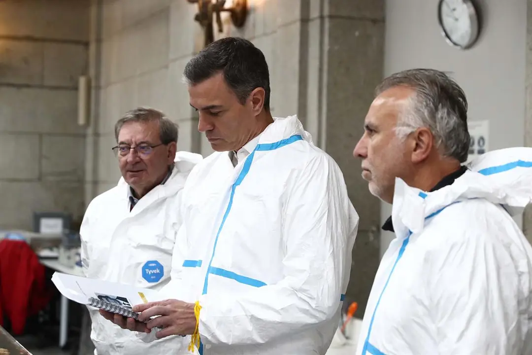 El presidente de Gobierno, Pedro S&aacute;nchez, durante su visita al laboratorio forense en el Valle de Cuelgamuros. / Fernando Calvo / Archivo