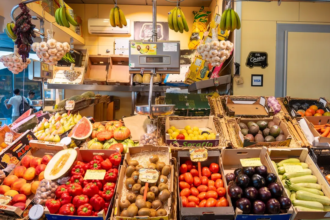 Puestos de alimentos en un mercado de abastos. / Eduardo Briones / Archivo