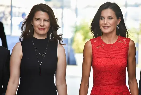 Mar&iacute;a Dolores Oca&ntilde;a, junto a la Reina Letizia. / EUROPA PRESS