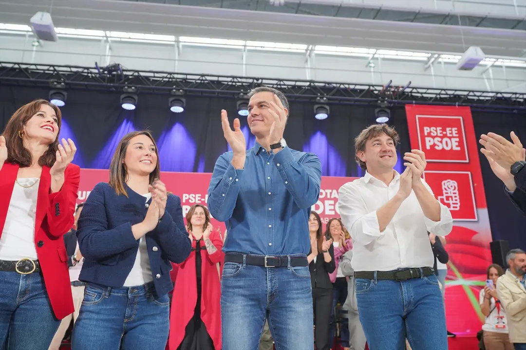 (I-D) La alcaldesa de Vitoria, Maider Etxebarria, la cabeza de lista por &Aacute;lava, Aroa Jilete, el presidente del Gobierno y l&iacute;der del PSOE, Pedro S&aacute;nchez, y el secretario general del PSE-EE y candidato a Lehendakari, Eneko Andueza, durante un acto de campa&ntilde;a del PSOE. I&ntilde;aki Berasaluce