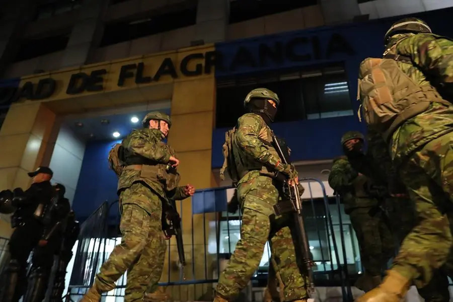Militares escoltan la salida de un veh&iacute;culo blindado donde es trasladado el exvicepresidente ecuatoriano Jorge Glas, este s&aacute;bado en Quito (Ecuador). Jos&eacute; J&aacute;come