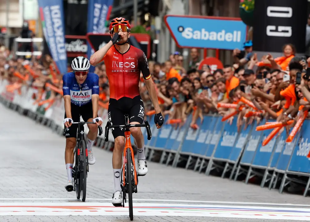 El ciclista espa&ntilde;ol Juan Ayuso (i) y su compatriota Carlos Rodr&iacute;guez (d), en los metros finales de la sexta y &uacute;ltima jornada de la Itzulia-Vuelta al Pa&iacute;s Vasco, una etapa reina con salida y llegada en Eibar, con un trazado de 137,8 kil&oacute;metros . /Juan Herrero