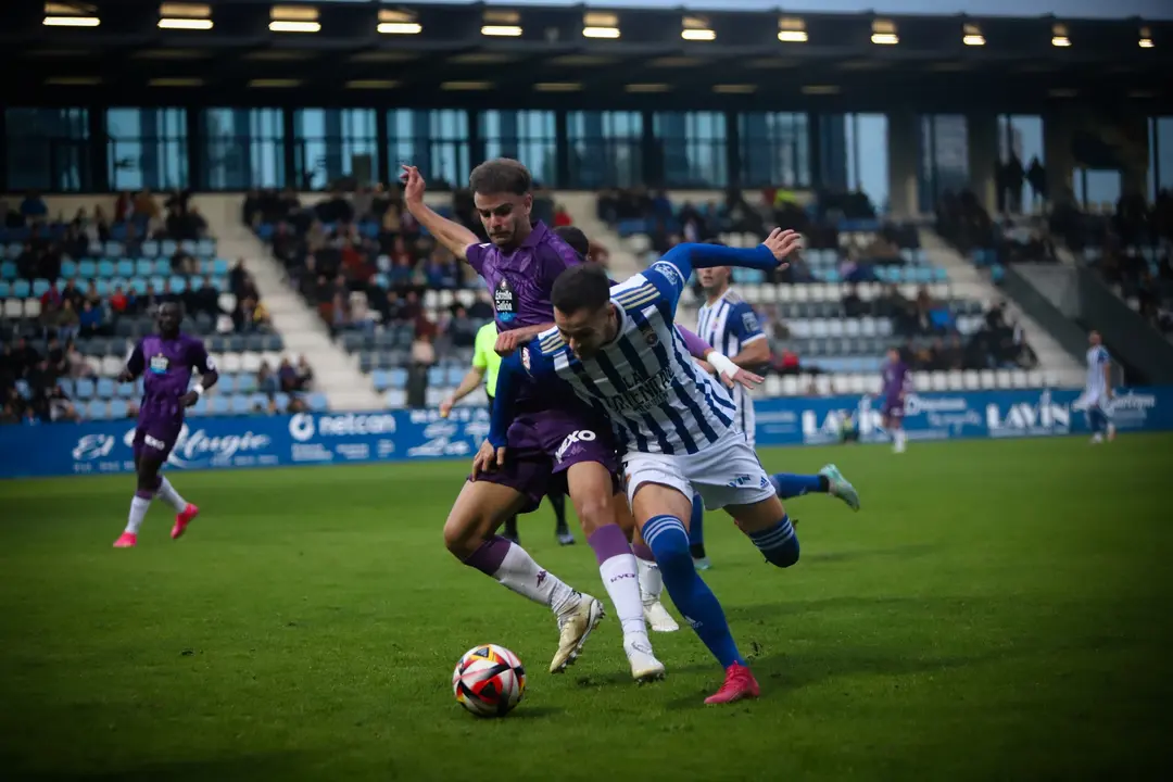 Partido de ida entre Valladolid Promesas y Gimn&aacute;stica en El Malec&oacute;n. / N&eacute;stor Revuelta Zarzosa