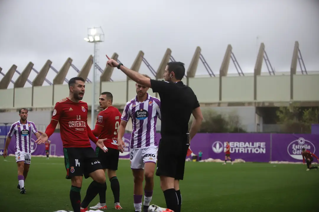 G&aacute;ndara protesta una actuaci&oacute;n arbitral durante el encuentro en los Anexos del Jos&eacute; Zorrilla. / N&eacute;stor Revuelta Zarzosa