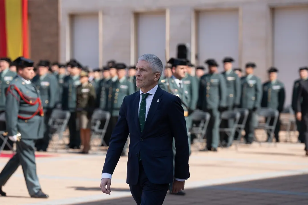 El ministro de Interior, Fernando Grande-Marlaska, y al fondo varios guardias civiles. EP / Archivo
