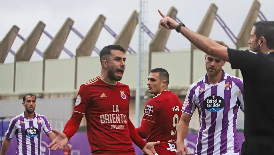 El defensa de la Gimn&aacute;stica, Miguel G&aacute;ndara, protesta una de las decisiones arbitrales del partido ante el Promesas en los Anexos del Jos&eacute; Zorrilla. / n&eacute;stor revuelta zarzosa