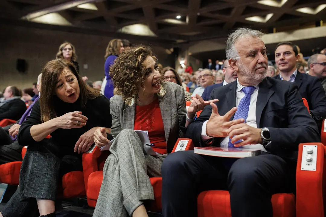 (I-D) La presidenta del Congreso, Francina Armengol; la vicepresidenta cuarta y ministra de Hacienda y Funci&oacute;n P&uacute;blica, Mar&iacute;a Jes&uacute;s Montero, y el ministro de Pol&iacute;tica Territorial y Memoria Democr&aacute;tica, &Aacute;ngel V&iacute;ctor Torres. Alejandro Mart&iacute;nez V&eacute;lez / Archivo