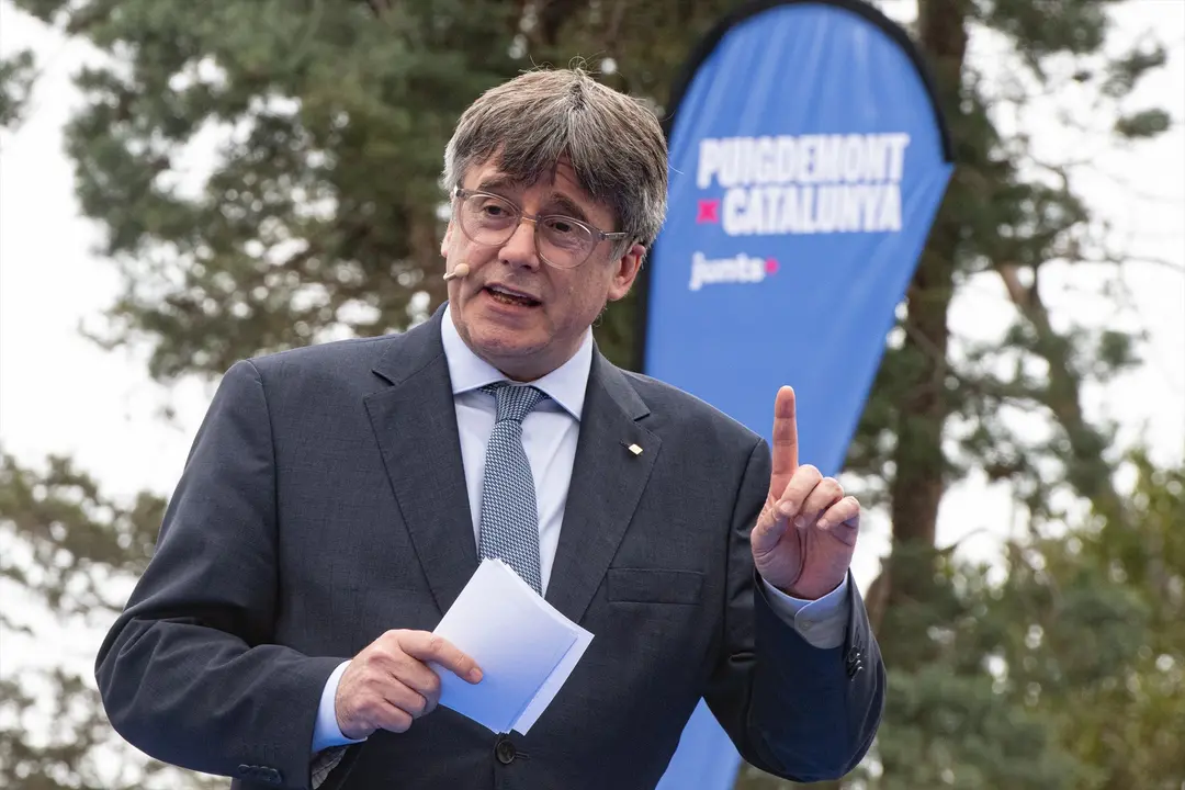 El expresidente de la Generalitat y candidato de Junts a las elecciones catalanas, Carles Puigdemont, interviene durante un acto de Junts+. Gl&ograve;ria S&aacute;nchez / Archivo