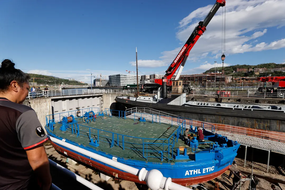 El Itsas Museum de Bilbao saca la gabarra de su dique para ubicarla en aguas de la r&iacute;a y que est&eacute; lista en la r&iacute;a para la celebraci&oacute;n el jueves del 25&ordm; t&iacute;tulo de la Copa del Rey conquistada por el Athletic Club. / Luis Tejido