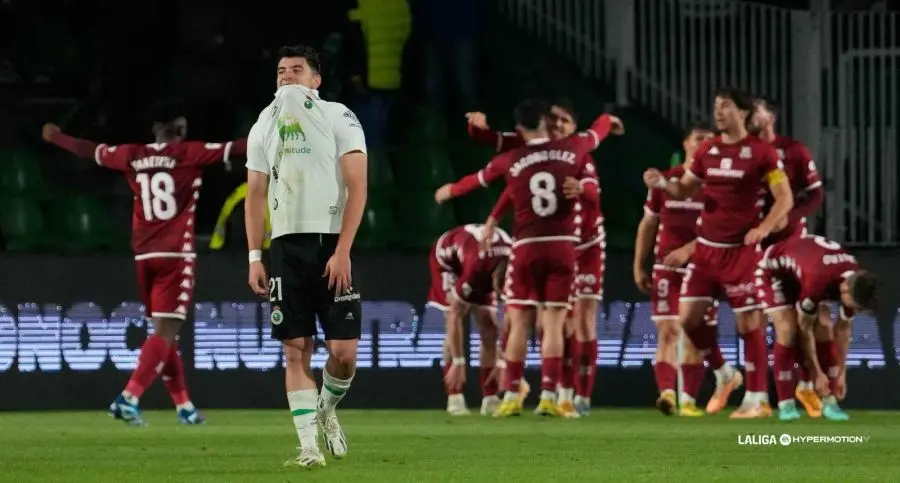 Aldasoro se muerde la camiseta tras el gol del Alcorc&oacute;n. / Liga Hypermotion