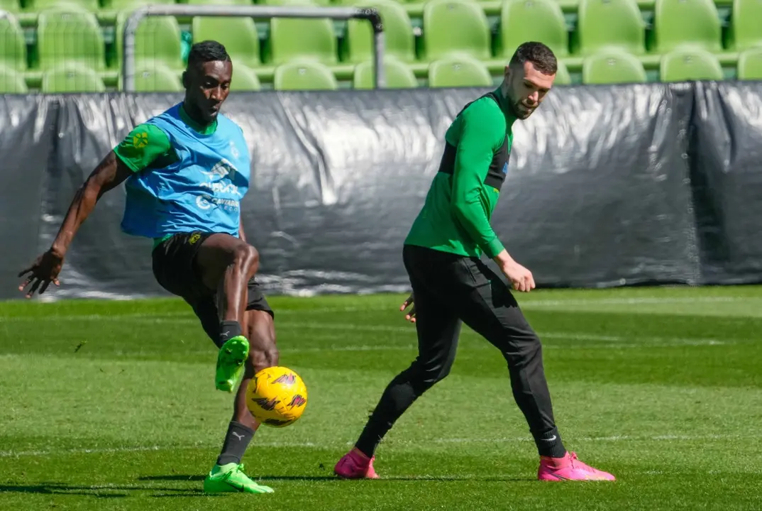 Manu Hernando y Lago Junior durante un entrenamiento. / Racing de Santander