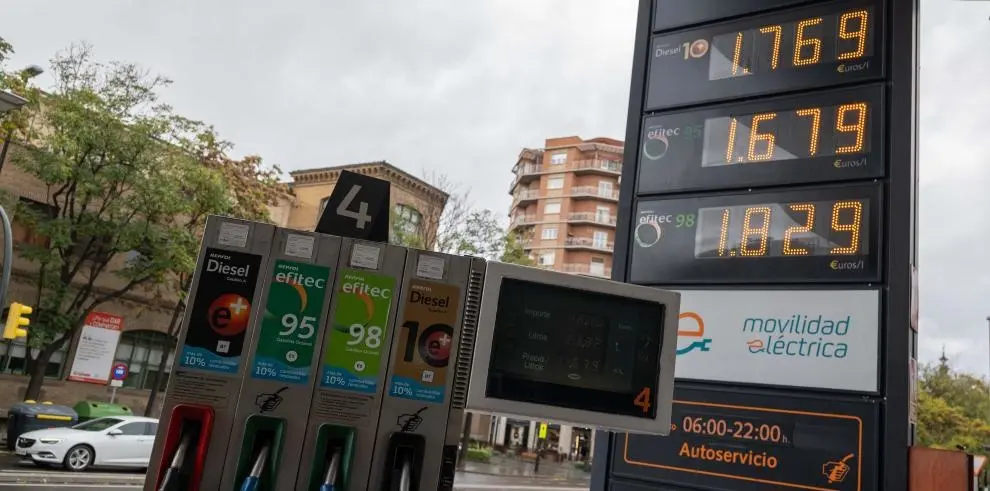 Precios de la gasolina en una estaci&oacute;n de servicios. / EP
