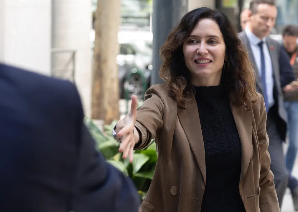 La presidenta de la Comunidad de Madrid, Isabel D&iacute;az Ayuso, saludando. Eduardo Parra