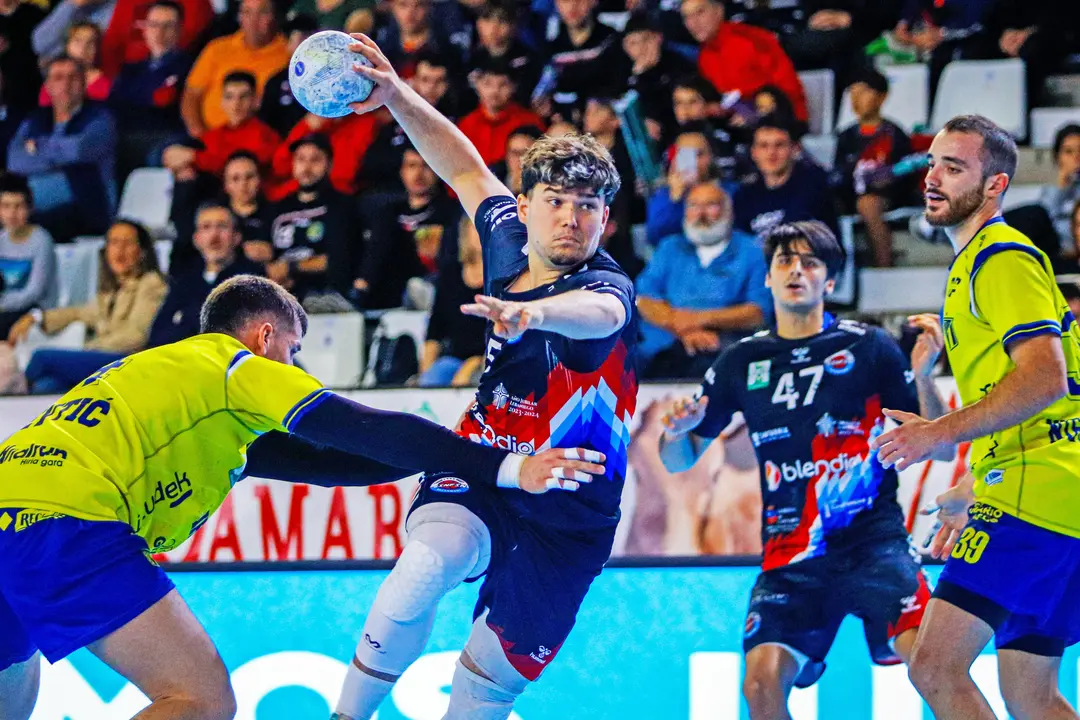 Imagen del partido Blendio Sinfín vs Bidasoa Irún de la Liga Plenitude Asobal en La Albericia. / Diego G&oacute;mez