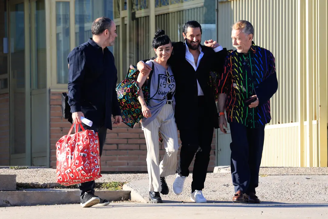 Rafael Amargo sale del Centro Penitenciario de Soto del Real con su novia, Luciana Bogniano y su abogado, Marcos Garc&iacute;a Montes. / Manuel Pinilla Cruces