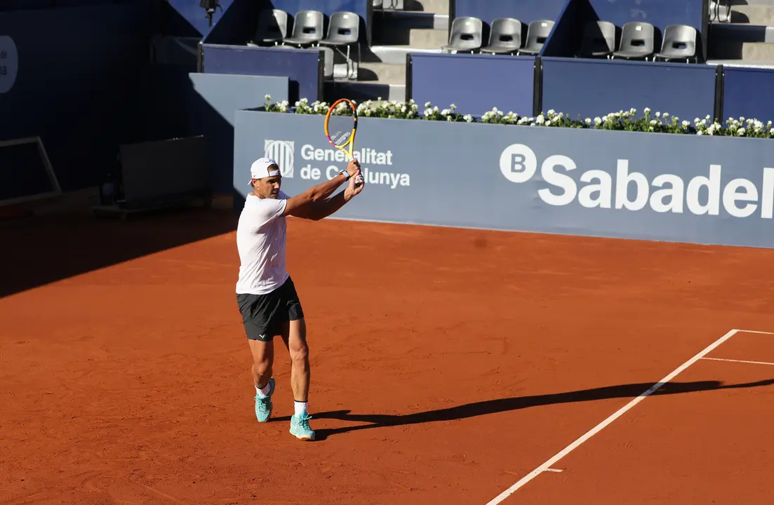 El tenista espa&ntilde;ol Rafa Nadal entrenando en la Pista Rafa Nadal del RCTB-1899 en la previa del Barcelona Open Banc Sabadell 2024. / RCTB-1899