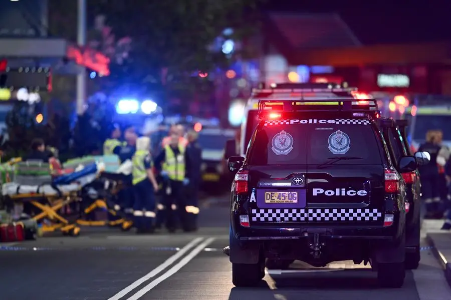 La polic&iacute;a y los servicios de emergencia trabajan en Bondi Junction despu&eacute;s de que la polic&iacute;a respondiera a informes de m&uacute;ltiples apu&ntilde;alamientos dentro del centro comercial Westfield Bondi Junction en S&iacute;dney. / STEVE MARKHAM