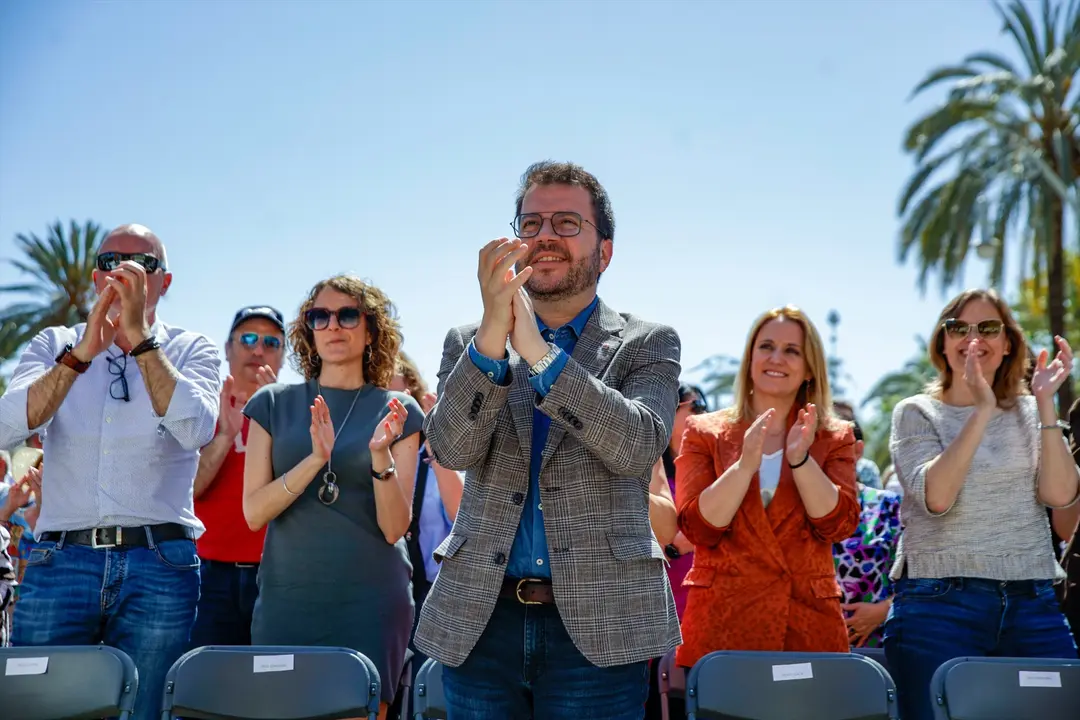 El presidente de la Generalitat de Catalunya, Pere Aragon&eacute;s, aplaude durante un acto de ERC. Kike Rinc&oacute;n