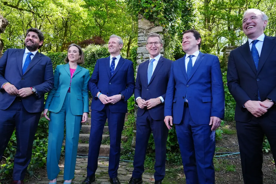 (I-D) El presidente de la Regi&oacute;n de Murcia, Fernando L&oacute;pez Miras; la secretaria general del PP, Cuca Gamarra; el presidente de la Xunta de Galicia, Alfonso Rueda; el l&iacute;der del PP, Alberto N&uacute;&ntilde;ez Feij&oacute;o; el presidente de Castilla y Le&oacute;n, Alfonso Fern&aacute;ndez Ma&ntilde;ueco y el presidente de Arag&oacute;n, Jorge Azc&oacute;n, posan durante el acto de toma de posesi&oacute;n del presidente de la Xunta de Galicia. &Aacute;lvaro Ballesteros