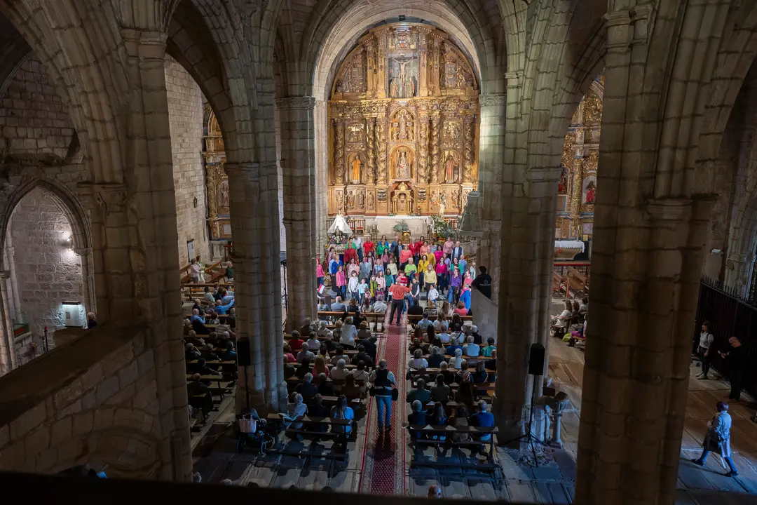 Setenta vecinos de municipios por los que discurre el Camino Lebaniego han prestado su voz a un coro participativo y ef&iacute;mero en la Iglesia Santa Mar&iacute;a de los &Aacute;ngeles, que "nace y muere" como despedida al A&ntilde;o Jubilar. /  Pedro Puente Hoyos