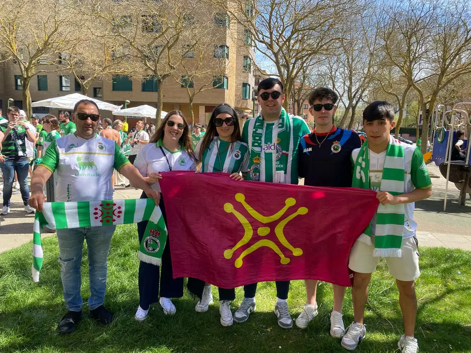 Aficionados c&aacute;ntabros durante la previa en Burgos. / Racing de Santander