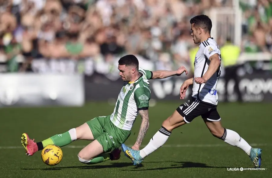 Manu Hernando frena un ataque del Burgos. / Liga Hypermotion