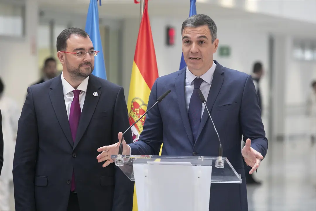 El presidente del Principado de Asturias, Adri&aacute;n Barb&oacute;n (i) y el presidente del Gobierno, Pedro S&aacute;nchez (d) en el Hospital Universitario Central de Asturias (HUCA). Jorge Peteiro